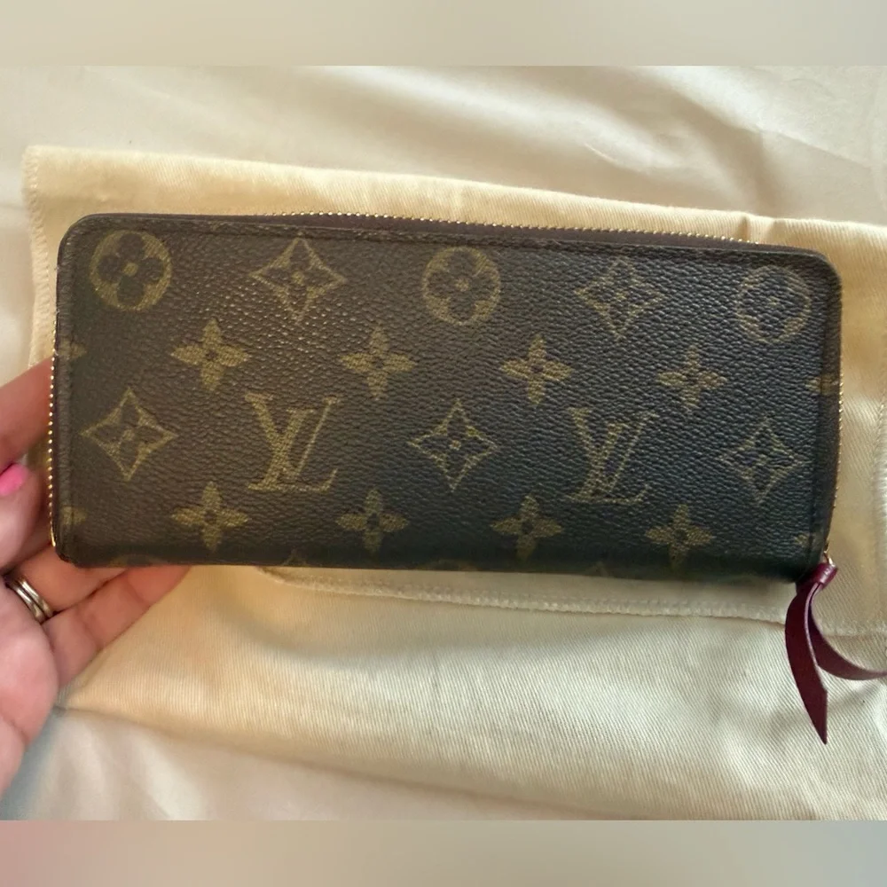 Louis Vuitton Monogram Canvas Zippy Wallet - Picture 5 of 11